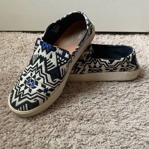 Toms Woven White & Black Print Slides with Blue Accent